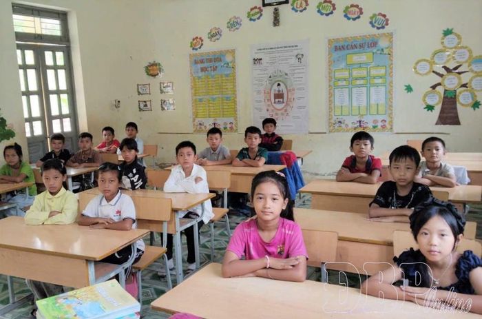 Học sinh Trường PTDTBT Tiểu học Sín Thầu phấn khởi đến trường, sẵn sàng cho năm học mới.