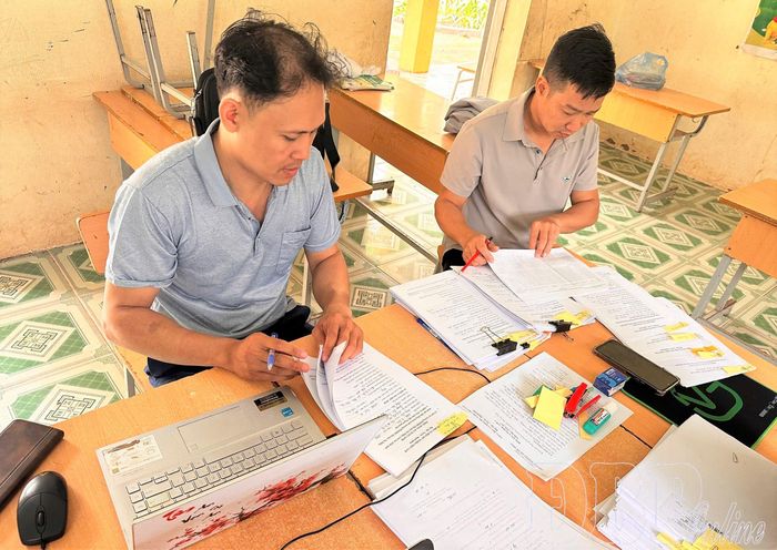 Trường PTDTBT Tiểu học Sín Thầu rà soát danh sách học sinh, nắm chắc tình hình tại từng bản, nhất là học sinh dân tộc thiểu số.