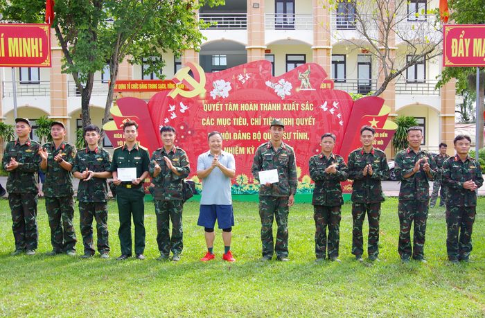 Ban tổ chức trao giải cho các tập thể, cá nhân có thành tích xuất sắc.