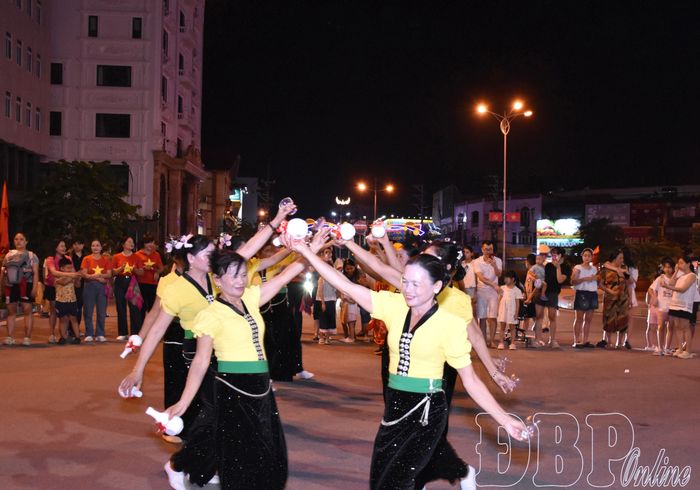 Những màn trình diễn dân vũ, khiêu vũ thể thao kết hợp với tiết mục văn nghệ mang đậm bản sắc văn hóa các dân tộc.