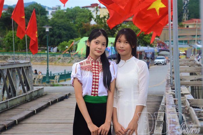 Người dân chụp ảnh lưu niệm tại di tích cầu Mường Thanh.