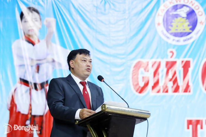 Hiệu trưởng Trường phổ thông năng khiếu thể thao Đồng Nai, Chủ tịch Liên đoàn Võ thuật Taekwondo thành phố Đồng Nai Nguyễn Thái Bình phát biểu khai mạc giải. Ảnh: Huy Anh