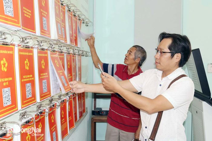 Người dân quét mã thực hiện thủ tục hành chính về đất đai tại Trung tâm Phục vụ hành chính công phường Tam Phước.