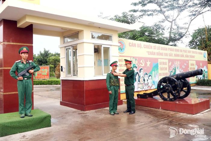 Đại tá Phạm Quang Huy động viên chiến sĩ làm nhiệm vụ tại cổng chính đơn vị. Ảnh: Nguyệt Hà
