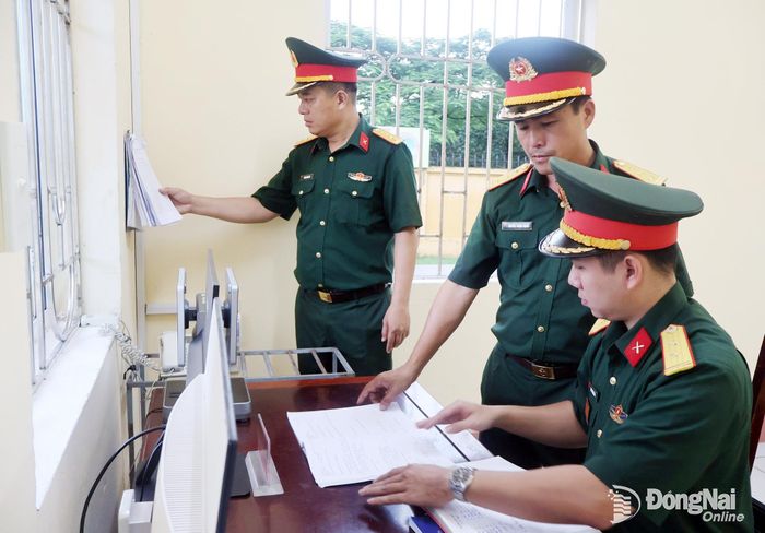 Thủ trưởng lữ đoàn kiểm tra khu vực trực ban nội vụ tại cổng chính đơn vị. Ảnh: Nguyệt Hà