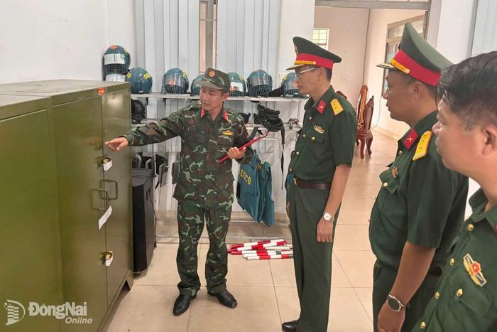 Thủ trưởng Phòng Hậu cần - Kỹ thuật, Bộ Chỉ huy Quân sự thành phố kiểm tra công tác sẵn sàng chiến đấu, khu vực đặt để công cụ, vũ khí trang bị và bảng niêm yết chế độ ăn ngày lễ của cán bộ, chiến sĩ các đơn vị cấp xã thành phố Đồng Nai. Ảnh: ĐVCC