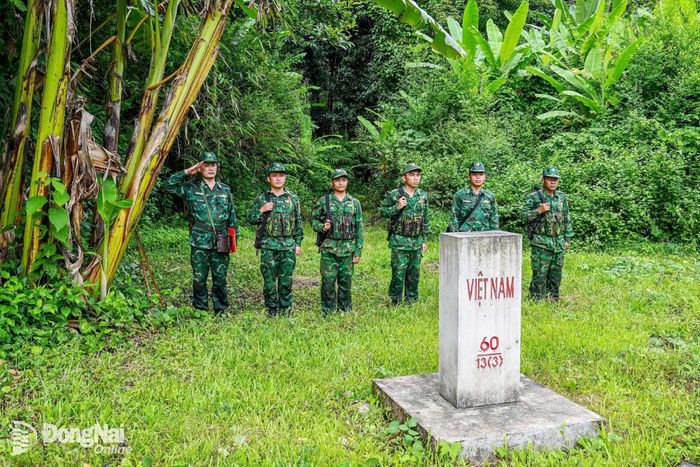 Cán bộ, chiến sĩ Đồn biên phòng Đắc Bô, Bộ đội Biên phòng thành phố tuần tra, bảo vệ mốc quốc giới và khu vực biên giới. Ảnh: Nguyệt Hà