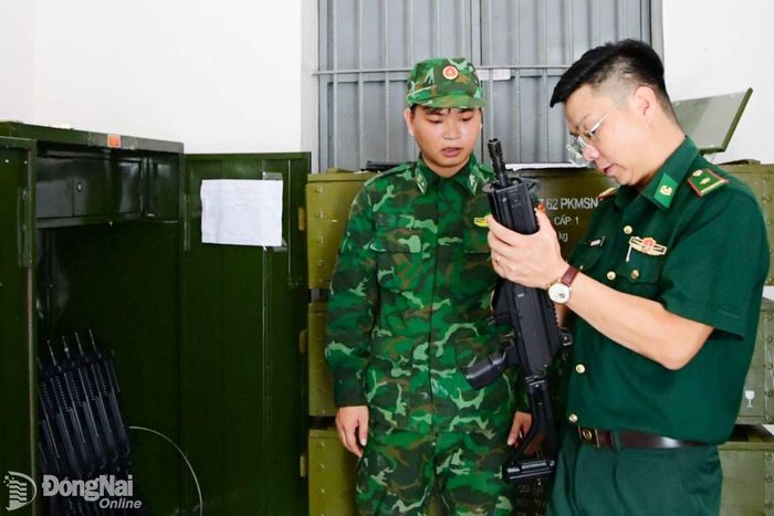 Đại diện Phòng Hậu cần - Kỹ thuật, Ban Chỉ huy Bộ đội Biên phòng kiểm tra cao điểm lễ tại Đồn biên phòng Cửa khẩu Lộc Thịnh. Ảnh: ĐVCC