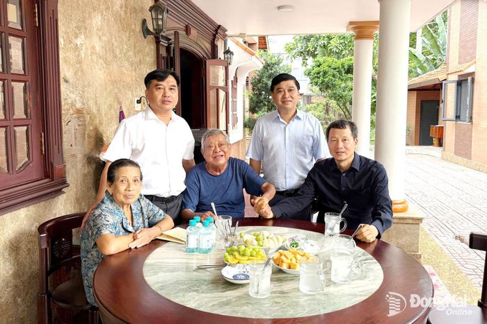 Đồng chí Bí thư Thành ủy Vũ Hồng Văn thăm hỏi sức khỏe gia đình đồng chí Hồ Văn Giang, nguyên Tỉnh ủy viên, Bí thư Huyện ủy Xuân Lộc (cũ). Ảnh: Minh Dũng