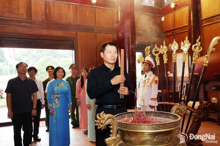 Đồng chí Bí thư Thành ủy Vũ Hồng Văn cùng các đồng chí lãnh đạo thành phố, lãnh đạo phường Xuân Lộc thực hiện nghi thức dâng hương tại Đền thờ Liệt sĩ Xuân Lộc. Ảnh: Ngọc Hoàng