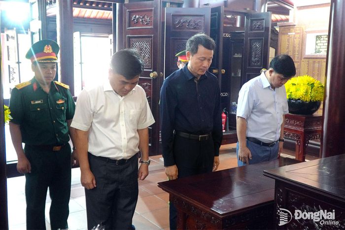 Đồng chí Vũ Hồng Văn, Ủy viên Trung ương Đảng, Bí thư Thành ủy, Trưởng đoàn Đại biểu Quốc hội thành phố Đồng Nai cùng các đồng chí lãnh đạo thành phố, lãnh đạo phường Bình Lộc thực hiện nghi thức dâng hương tại Đền thờ Liệt sĩ Long Khánh. Ảnh: Minh Dũng