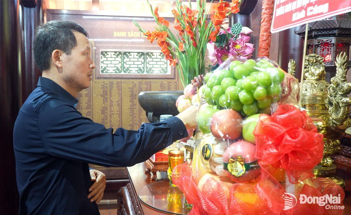 Đồng chí Vũ Hồng Văn, Ủy viên Trung ương Đảng, Bí thư Thành ủy, Trưởng đoàn Đại biểu Quốc hội thành phố Đồng Nai thành kính dâng hương tại Đền thờ Liệt sĩ Long Khánh. Ảnh: Minh Dũng