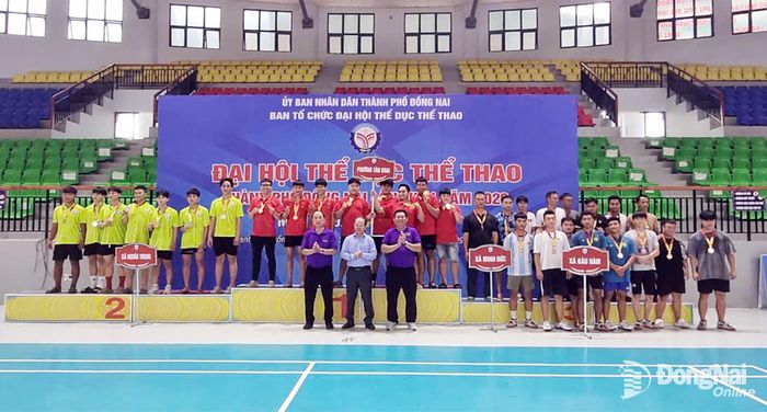 Ban tổ chức trao huy chương cho các đơn vị thành tích cao nội dung của nam. Ảnh: ĐVCC
