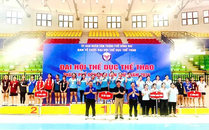 Ban tổ chức trao huy chương cho các đơn vị đạt thứ hạng cao nội dung kéo co nữ. Ảnh: ĐVCC