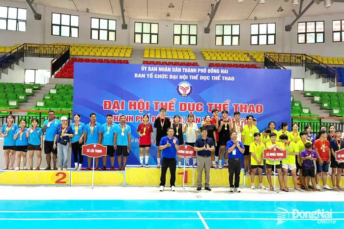 Ban tổ chức trao huy chương cho các đơn vị đạt thứ hạng cao nội dung hỗn hợp nam nữ. Ảnh: ĐVCC