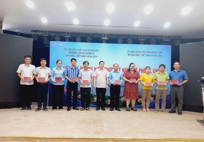 Trao Giấy chứng nhận cho học viên tham gia lớp Bồi dưỡng kiến thức, kỹ năng về phòng, chống bạo lực gia đình năm 2026 tại tỉnh Đồng Tháp. Ảnh: Tài Linh