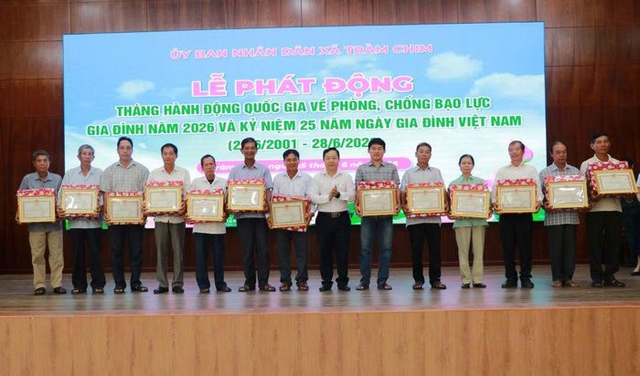 UBND xã Tràm Chim biểu dương các gia đình tiêu biểu có thành tích xuất sắc trong thực hiện công tác gia đình giai đoạn năm 2023 - 2025.