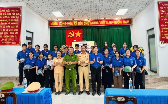 Trạm Cảnh sát giao thông Tuy Phước phối hợp với Công an phường Quy Nhơn Tây tổ chức tuyên truyền pháp luật về giao thông cho thanh thiếu niên trên địa bàn. Ảnh: ĐVCC