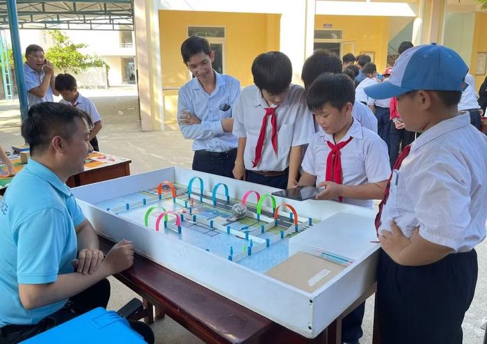  Học sinh Trường THCS Tuy Phước (xã Tuy Phước) tham gia Ngày hội STEM. Ảnh: H.Đ 