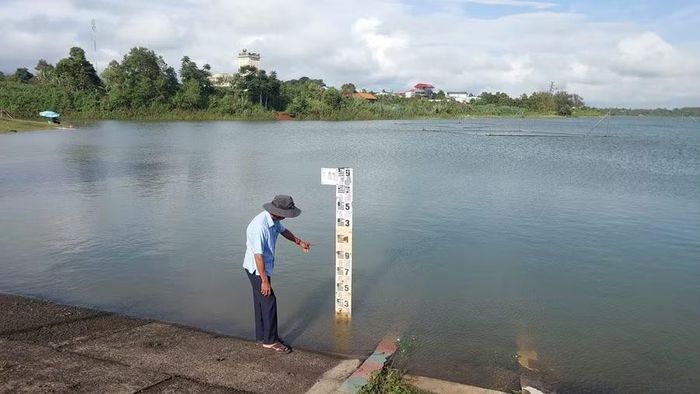  Mực nước hồ chứa Biển Hồ B sắp qua tràn xả lũ. Ảnh: N.D 