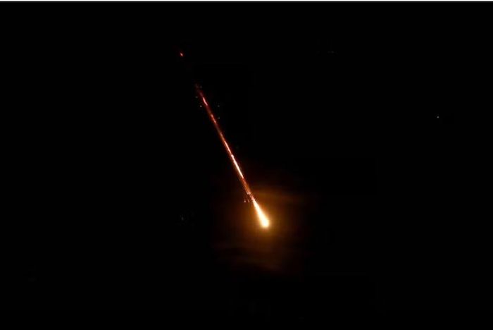 Tên lửa Iran bay qua bầu trời Jordan. Ảnh: AFP