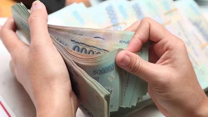 Người sử dụng lao động còn phải trả đủ tiền lương và khoản tiền lãi của số tiền lương chậm trả, trả thiếu. Ảnh internet