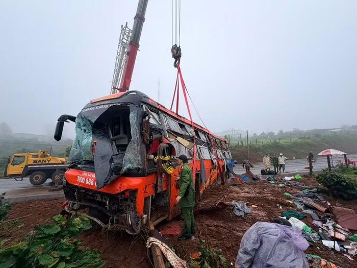  Chiếc xe bị biến dạng sau vụ lật. Ảnh: Văn Ngọc 