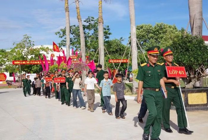 Mục tiêu của Trường Thiếu sinh quân miền Trung là xây dựng môi trường học tập, sinh hoạt chính quy, nền nếp, phù hợp đặc thù đào tạo trong quân đội, giúp học sinh phát triển toàn diện cả về trí tuệ, thể chất và đạo đức. Ảnh: Văn Viễn