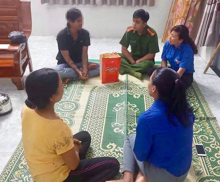  Đoàn Thanh niên, Hội LHTN Việt Nam xã Biển Hồ đến thăm, nắm bắt tâm tư, định hướng việc làm cho thanh niên trở về địa phương sau khi chấp hành xong án phạt tù. Ảnh: ĐVCC 