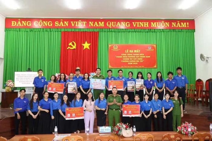  “Hỗ trợ, giúp đỡ người lầm lỡ tái hòa nhập cộng đồng, không kỳ thị, phân biệt đối xử” là một trong những nội dung của công trình “Thanh niên phường Quy Nhơn Nam chung tay xây dựng phường không ma túy”, do Đoàn phường Quy Nhơn Nam phối hợp Chi đoàn Công an phường thực hiện. Ảnh: ĐVCC 