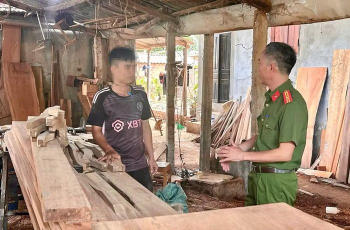  Nhờ được học nghề mộc, anh L. từng bước hòa nhập cộng đồng, yên tâm làm lại cuộc đời”. Ảnh: D.L 
