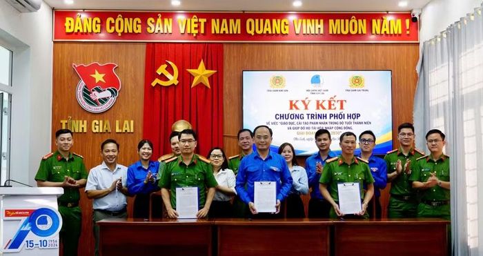  Hội LHTN Việt Nam tỉnh Gia Lai ký kết Chương trình phối hợp giáo dục phạm nhân trong độ tuổi thanh niên và giúp đỡ họ tái hòa nhập cộng đồng giai đoạn 2026-2030 với Trại giam Kim Sơn và Trại giam Gia Trung vào chiều 14-8. Ảnh: D.L 