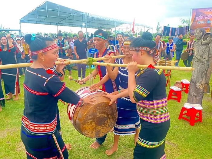  Nghệ nhân trình diễn cồng chiêng trong trang phục truyền thống. Ảnh: ĐVCC 