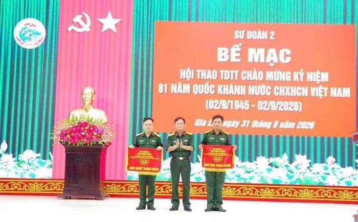 Chỉ huy Sư đoàn 2 trao giải toàn đoàn cho các đội. Ảnh: N.T
