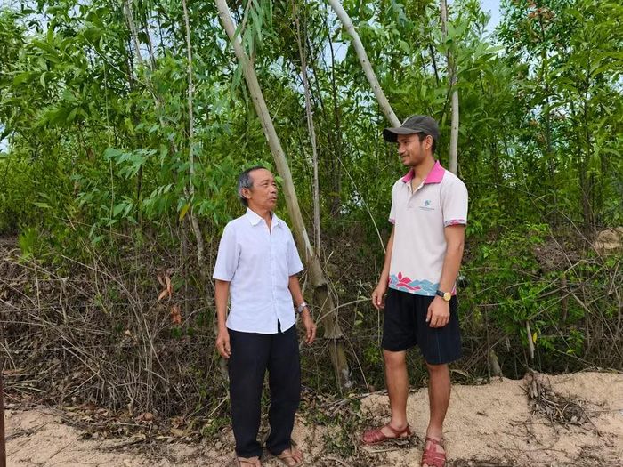  Ông Đinh Thành (bìa trái) vận động bà con bảo vệ rừng; nghe lời ông, anh Sâu Zuôn Anh tích cực làm ăn, giữ rừng. Ảnh: Đ.N 