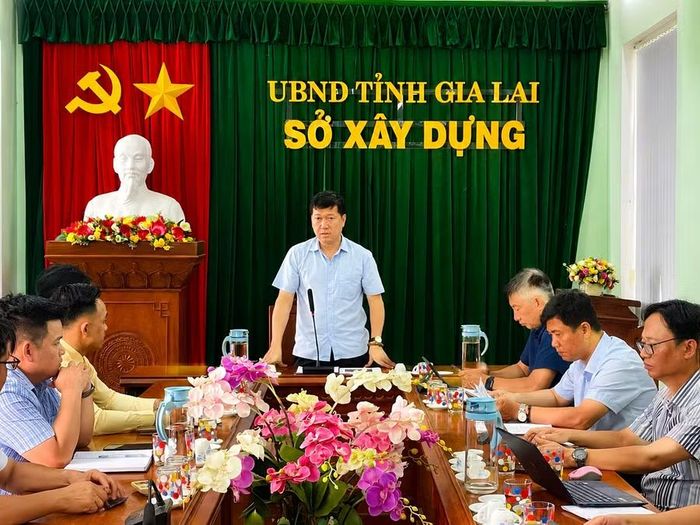 Giám đốc Sở Xây dựng Nguyễn Trường Sơn chủ trì cuộc họp. Ảnh: Hải Yến