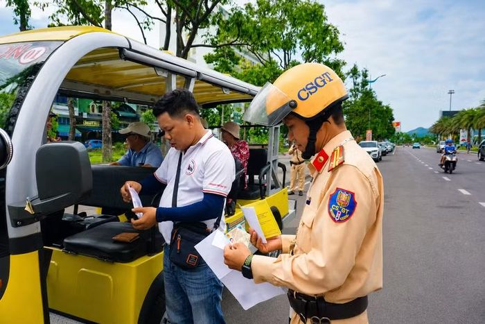 Các lực lượng chức năng kiểm tra, xử lý xe taxi, xe điện vi phạm trên địa bàn tỉnh. Ảnh: Hải Yến