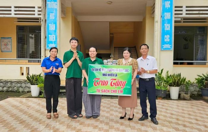 Đại diện Dự án về môi trường và giáo dục Nhà Nhiều Lá (TP. Hồ Chí Minh) trao “Tủ sách cho em” tại Trường Tiểu học và THCS Chư Đang Ya (xã Biển Hồ). Ảnh: Ngọc Duy