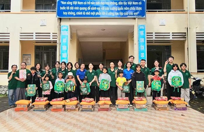Ban tổ chức trao quà cho học sinh có hoàn cảnh khó khăn tại Trường Tiểu học và THCS Chư Đang Ya (xã Biển Hồ, tỉnh Gia Lai). Ảnh: Ngọc Duy