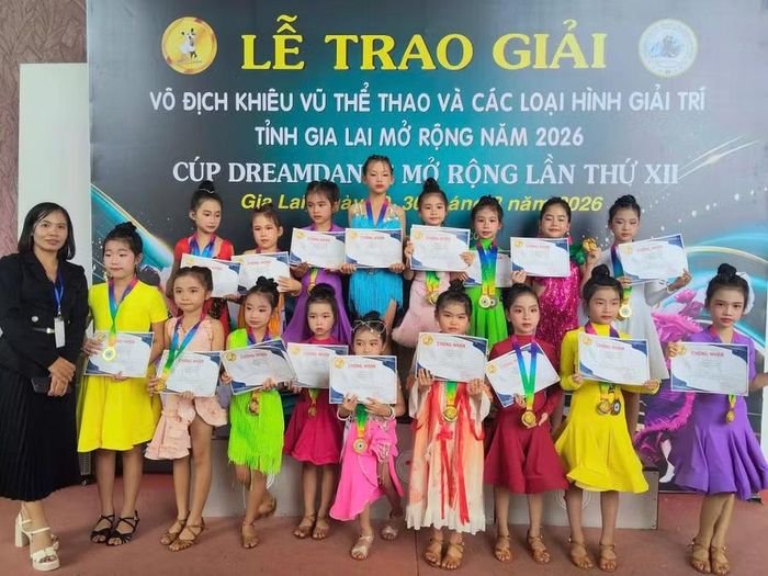  CLB Dream Dance Chư Sê giành giải nhất nội dung đồng diễn phong trào khiêu vũ thể thao lứa tuổi thiếu nhi. Ảnh: R.H 
