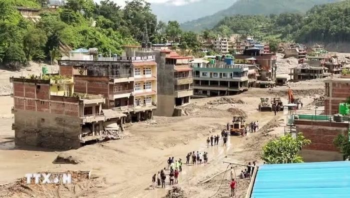  ực lượng cứu hộ tìm kiếm nạn nhân sau thảm họa lũ lụt và lở đất ở Nuwakot, Nepal, ngày 27/8/2026. Ảnh: THX/TTXVN phát 