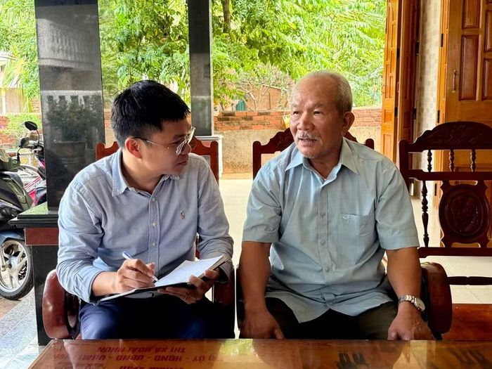  Cựu chiến binh Nguyễn Phương (bên phải) là một trong những tỷ phú ở Lộ Diêu. Ảnh: Nguyễn Chơn 