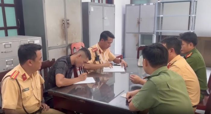 Đối tượng Huỳnh Bá Lộc viết lời khai tại cơ quan công an.