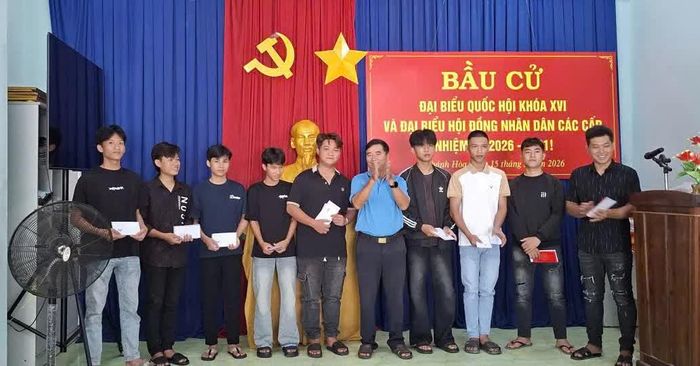 Ông Phương Thục tặng quà cho thanh niên lên đường nhập ngũ. Ảnh nhân vật cung cấp.