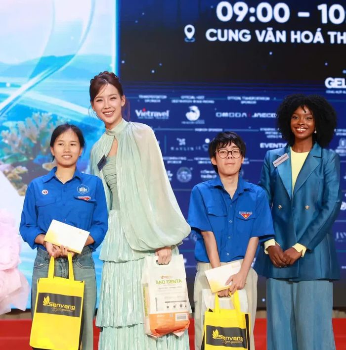 Đại diện của Việt Nam - Lê Nguyễn Bảo Ngọc cùng các thí sinh trao quà cho các học sinh, sinh viên.