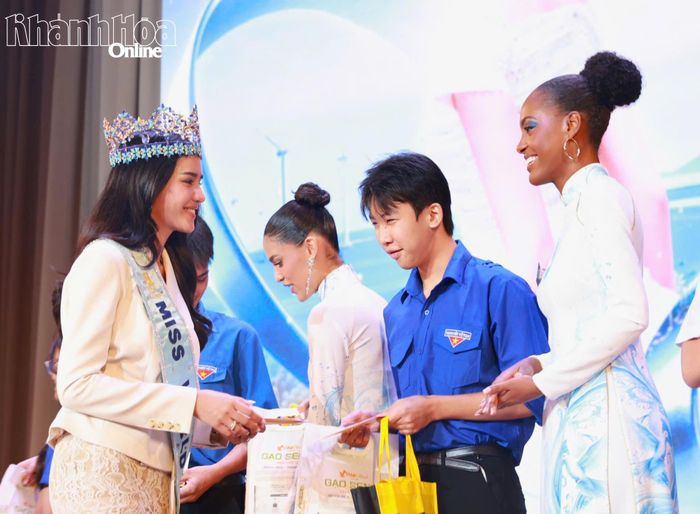 Đương kim Hoa hậu Thế giới Opal Suchata Chuangsri trao quà cho học sinh có hoàn cảnh khó khăn.