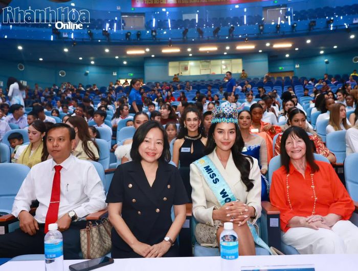 Bà Julia Morley, Hoa hậu Thế giới Opal Suchata Chuangsri cùng bà Thái Thị Lệ Hằng, anh Huỳnh Hữu Phúc tham dự chương trình.