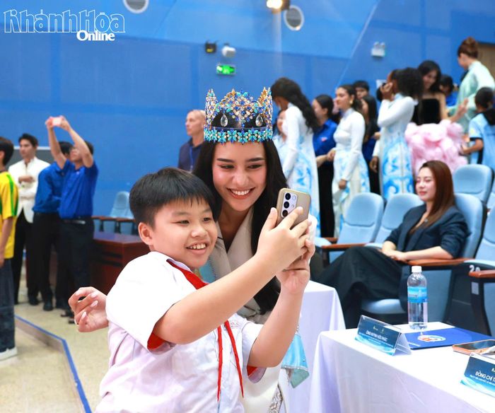 Một em học sinh hào hứng khi được chụp ảnh selfie cùng Hoa hậu Thế giới Opal Suchata Chuangsri.
