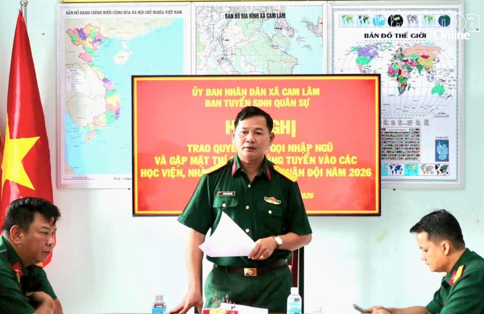 Trung tá Huỳnh Ngọc Sơn phát biểu chúc mừng và động viên các thì sinh trúng tuyển.