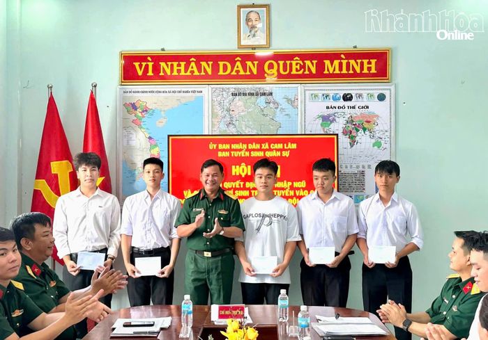 Trung tá Huỳnh Ngọc Sơn trao quyết định gọi nhập ngũ cho các thanh niên trúng tuyển.